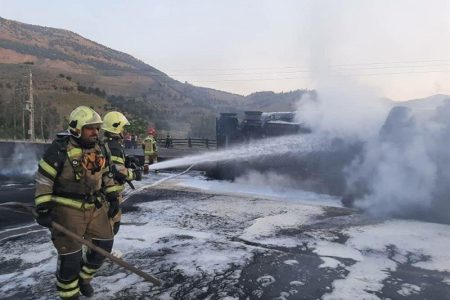 جلوگیری از انفجار تانکر سوخت ۲۰ هزار لیتری در جاده کاشان _ قم